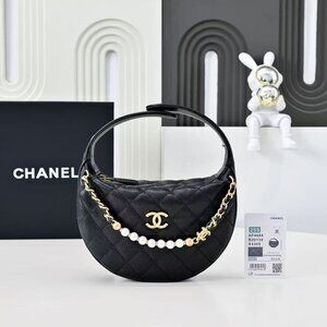 Classic CHANEL Bag: A Stylish and Versatile Choice for Elegance